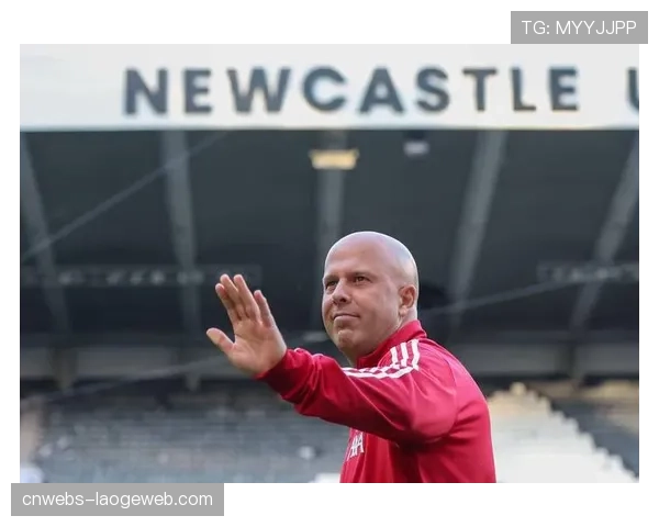 特写：赛季收官，克洛普在安菲尔德看台向利物浦球迷挥手告别